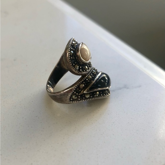 Vintage Black and White Teardrop Marcasite Ring - Picture 5 of 7